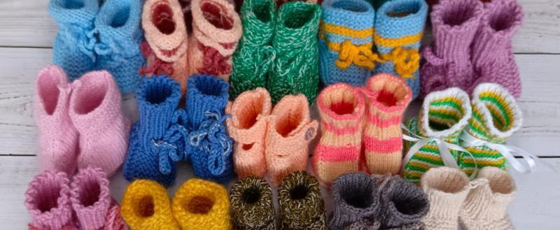 «Теплая» акция: саткинцев приглашают связать носочки для малышей